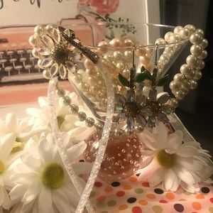 Betsy Johnson flower necklace and matching earrings 🌼🌼